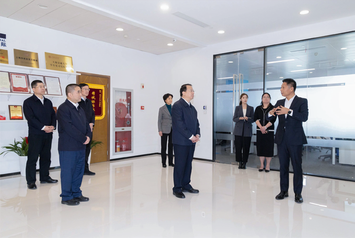 上海市长龚正一行察看AI知名人力资源服务公司sunbet中文官网国际的AI赋能人力资源数据动态分析平台
